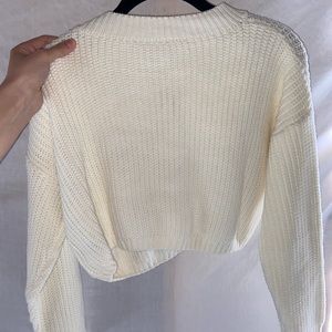 Worn once cropped sweater 🌸 too short on me.